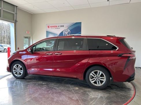 Used 2021 Toyota Sienna Limited image 4