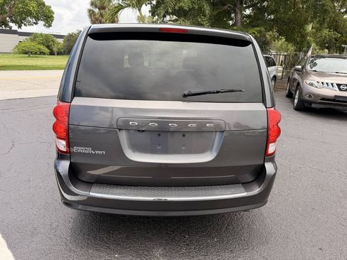 Used 2018 Dodge Grand Caravan SXT w/ Blacktop Package FWD image 4