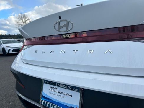Certified 2025 Hyundai Elantra SE image 32