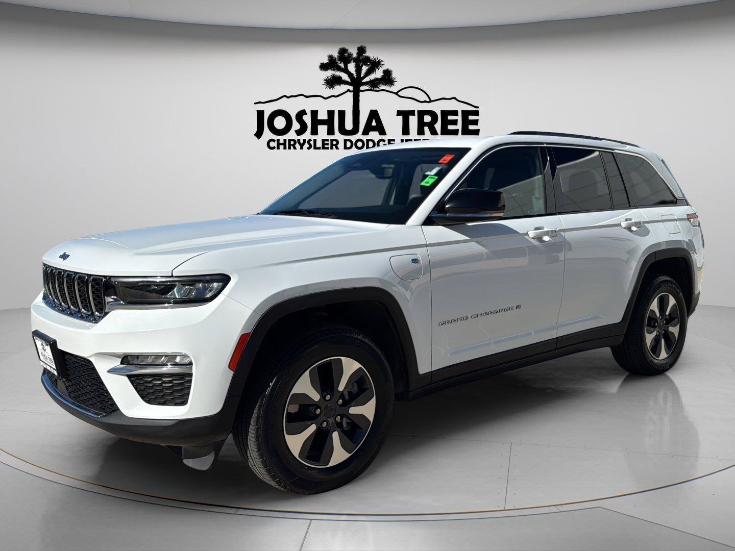 Used 2023 Jeep Grand Cherokee 4WD 4xe image 3