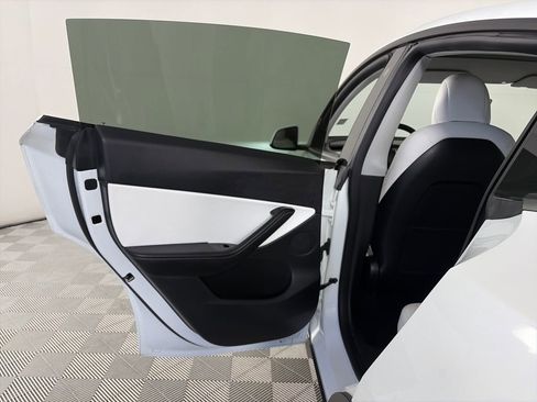 Used 2021 Tesla Model Y Long Range image 12