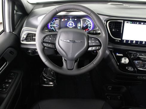 Used 2024 Chrysler Pacifica Limited FWD image 6