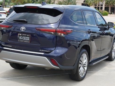 Used 2024 Toyota Highlander Platinum FWD image 6