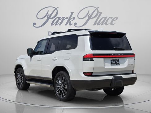 Used 2024 Lexus GX 550 w/ Cold Area Package AWD/4WD image 3
