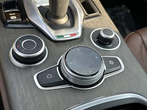Used 2021 Alfa Romeo Stelvio Ti w/ Nero Edizione AWD/4WD image 23