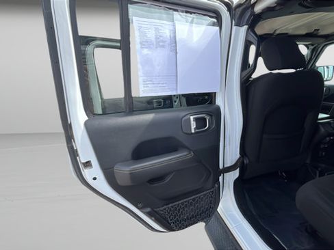 Used 2018 Jeep Wrangler Unlimited Sahara w/ Uconnect 4C Nav & Sound Group AWD/4WD image 21