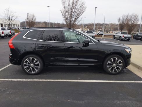 Used 2022 Volvo XC60 B5 Momentum w/ Protection Package Premier image 11