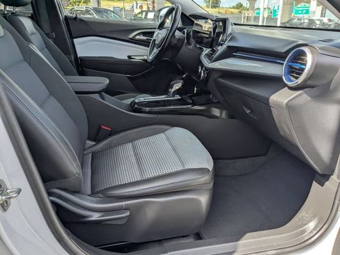 Used 2025 Chevrolet Trax LT w/ LT Convenience Package FWD image 25