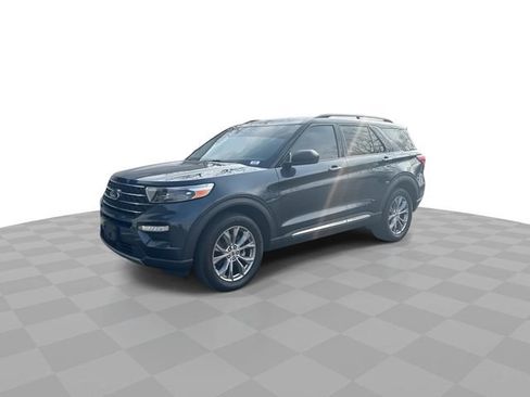 Used 2022 Ford Explorer XLT w/ Equipment Group 202A image 5