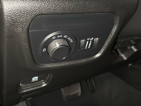 Used 2025 Jeep Grand Cherokee Altitude image 22