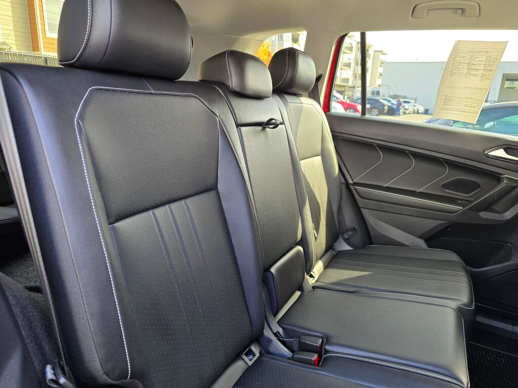 Used 2024 Volkswagen Tiguan SE AWD/4WD image 14