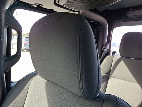Certified 2021 Jeep Gladiator Sport AWD/4WD image 18