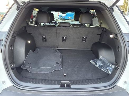 Used 2025 Chevrolet Equinox LT w/ Convenience Package II image 11