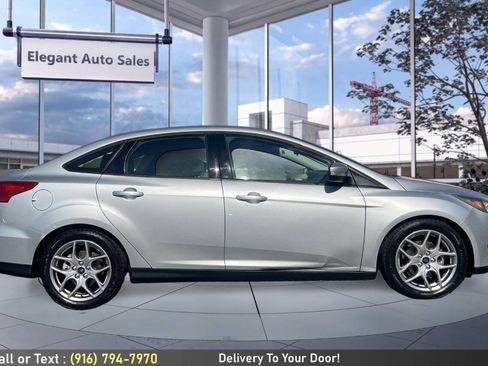 Used 2015 Ford Focus SE w/ Equipment Group 201A FWD image 4