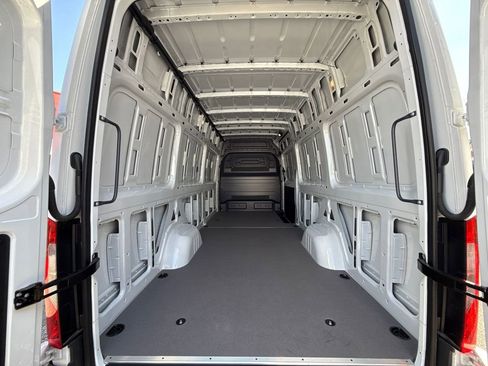 Used 2025 Mercedes-Benz Sprinter 2500 image 27