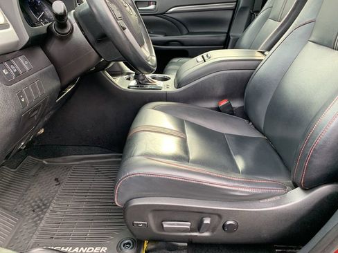 Used 2019 Toyota Highlander SE image 9