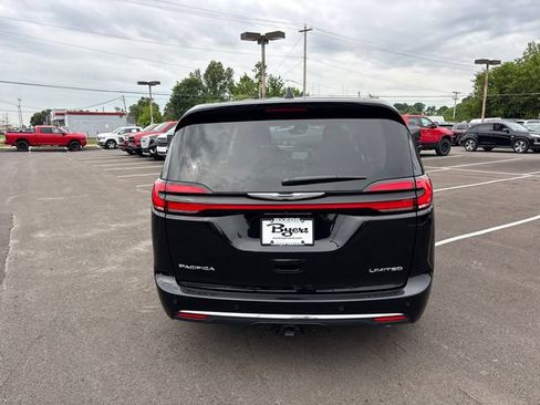 Used 2024 Chrysler Pacifica Limited w/ Trailer Tow Group FWD image 32
