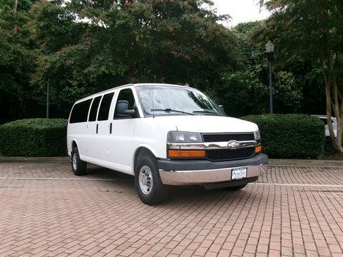 Used 2016 Chevrolet Express 3500 LT w/ LT Preferred Equipment Group RWD image 3