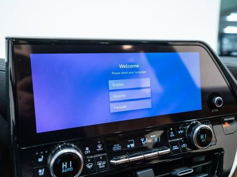 Used 2023 Toyota Highlander Platinum image 25