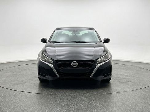 Used 2025 Nissan Altima 2.5 SV FWD image 2