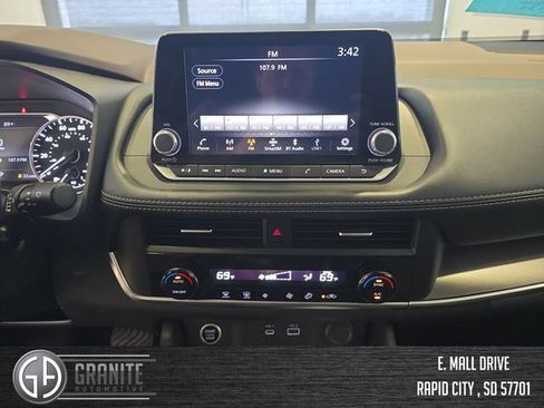 Used 2023 Nissan Rogue SV AWD/4WD image 17