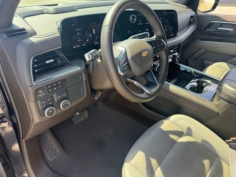 Used 2025 Chevrolet Suburban LT AWD/4WD image 16
