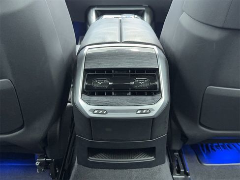 Used 2025 BMW 740i w/ Premium Package image 21