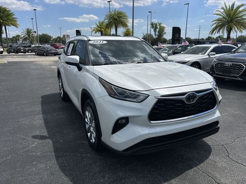 Used 2021 Toyota Highlander Limited FWD image 12