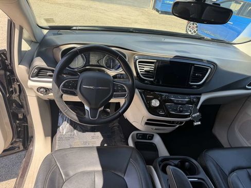 Used 2017 Chrysler Pacifica Touring-L FWD image 11