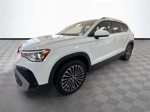 New 2025 Volkswagen Taos SE image 3