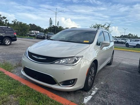 Used 2020 Chrysler Pacifica Touring-L Plus FWD image 3