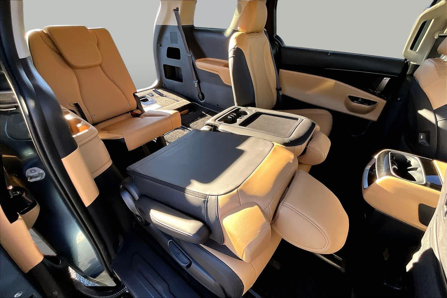 Used 2024 Kia Carnival EX FWD image 21