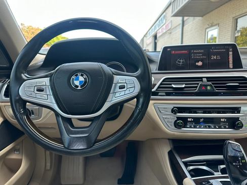 Used 2019 BMW 740i w/ Executive Package RWD image 25