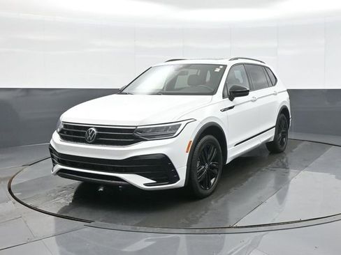 Used 2022 Volkswagen Tiguan SE R-Line image 3