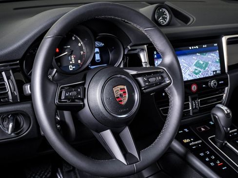 Certified 2025 Porsche Macan image 17