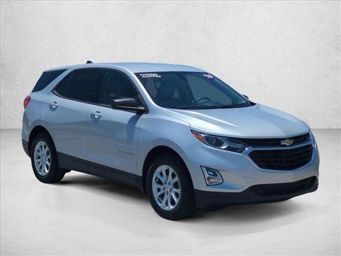 Used 2019 Chevrolet Equinox LS w/ LS Convenience Package FWD image 3