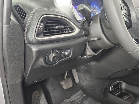 Used 2022 Chrysler Pacifica Touring-L w/ Uconnect Theater Family Group AWD/4WD image 34