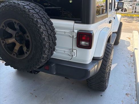 Used 2019 Jeep Wrangler Unlimited Sahara image 4