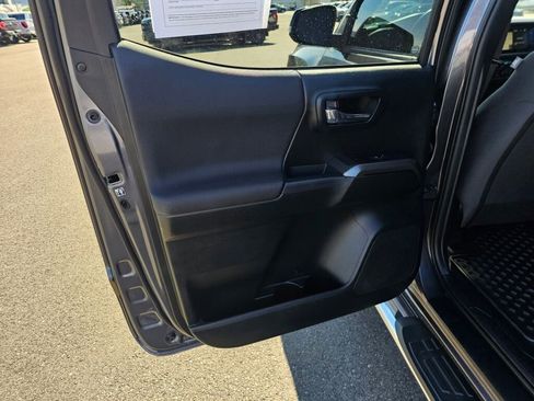 Used 2017 Toyota Tacoma TRD Off-Road AWD/4WD image 12