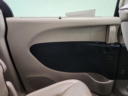 Used 2018 Chrysler Pacifica Limited image 26