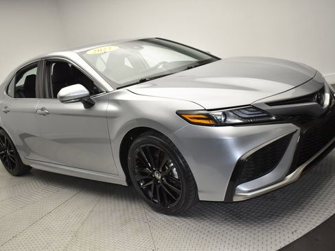 Used 2024 Toyota Camry XSE FWD image 3