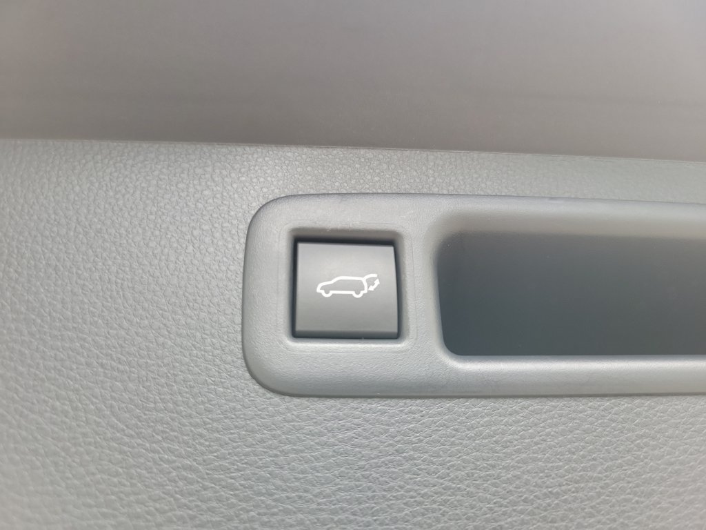 Used 2024 Toyota Highlander LE FWD image 7