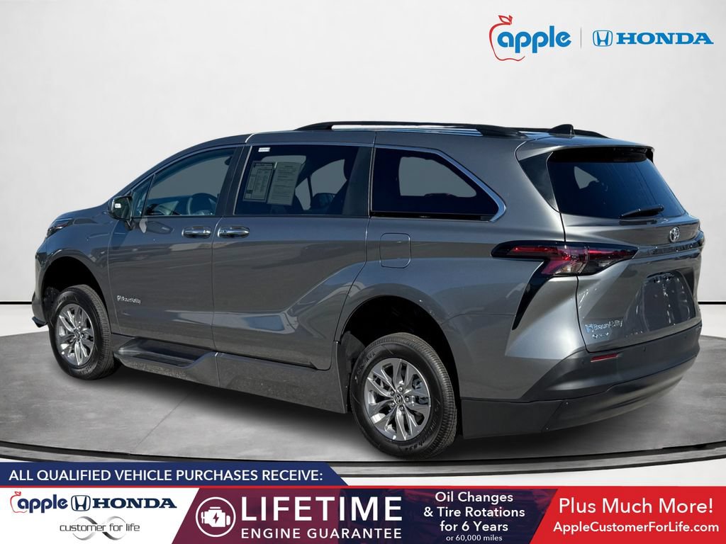 Used 2026 Toyota Sienna XLE FWD image 4
