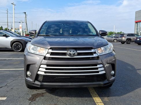 Used 2019 Toyota Highlander Plus AWD/4WD image 3
