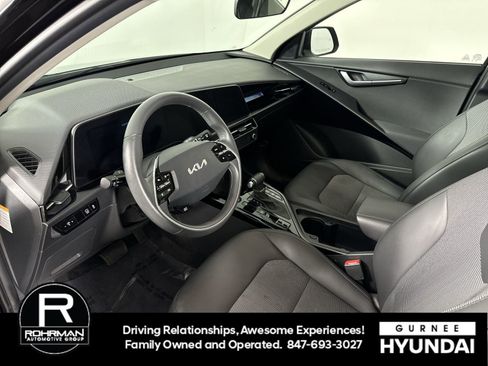 Used 2023 Kia Niro EX image 4