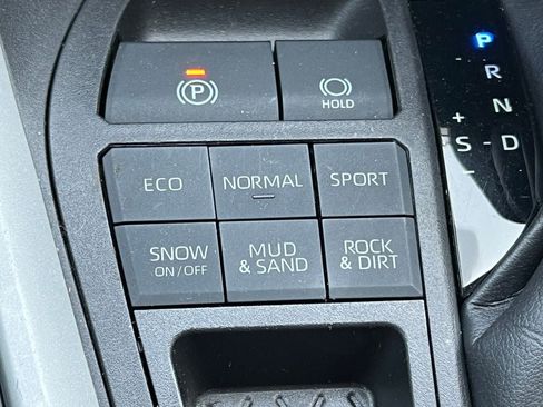 Used 2021 Toyota RAV4 XLE AWD/4WD image 27