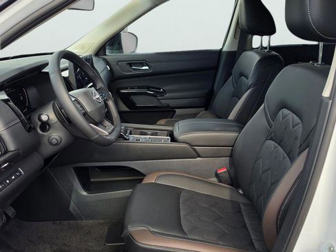 New 2026 Nissan Pathfinder Platinum FWD image 10