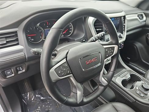 Certified 2023 GMC Acadia SLT w/ Preferred Package image 17