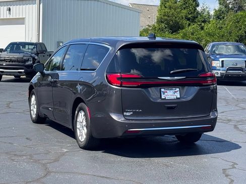 Used 2023 Chrysler Pacifica Touring-L FWD image 14