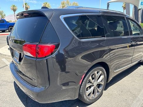 Used 2017 Chrysler Pacifica Limited FWD image 5